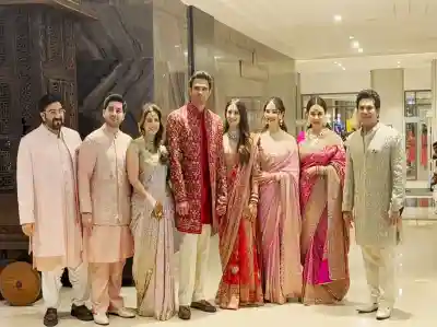 Arjun Tendulkar marries Saaniya Chandhok, couple poses with family