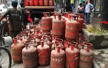 LPG Booking period extended from 21 to 25 days; Refineries directed to increase output: Govt
