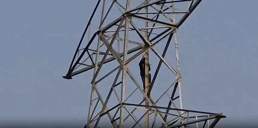 Young man clings to high-voltage tower in Keonjhar


