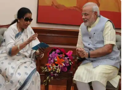 PM Modi Pays Tribute to Asha Bhosle, Hails Her as an Iconic Voice Whose Songs Will Inspire Generations