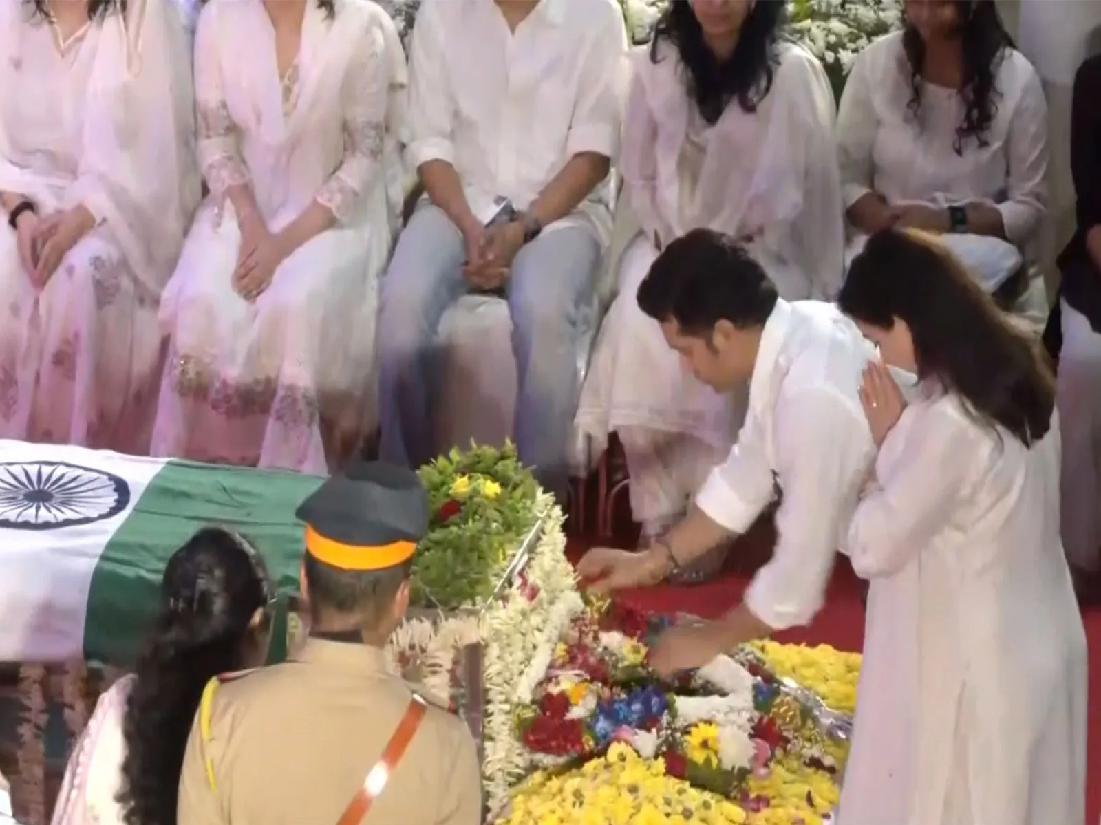 Sachin Tendulkar gets emotional, pays final tribute to Asha Bhosle in Mumbai