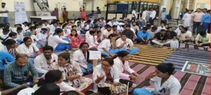 Over 100 nurses protest at Bhubaneswar AIIMS demanding justice for attack on Nursing Association President

