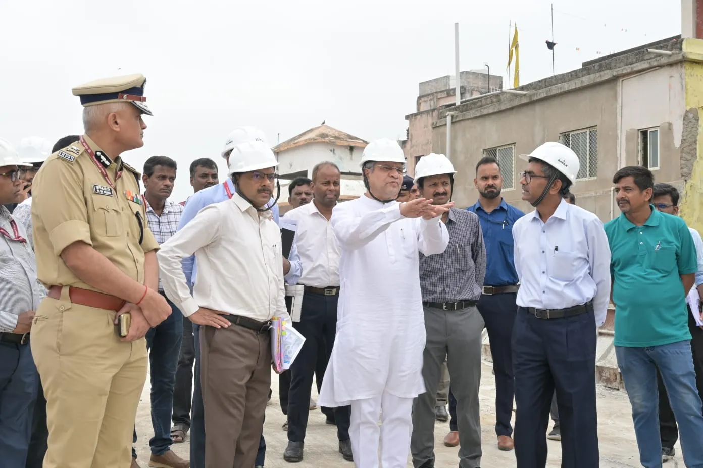Vaishnaw reviews ongoing redevelopment at Bhubaneswar Railway Station