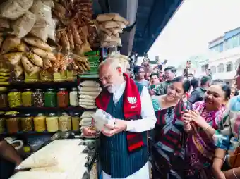 PM Modi relishes "Jhalmuri" after marathon Bengal rally blitz; distributes snack to locals