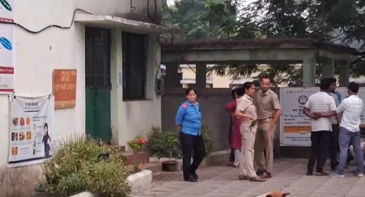  A minor girl, who was reportedly abducted from Samkoir in Angul, committed suicide at the Sakhi Center, where she had been placed by the police after her rescue.