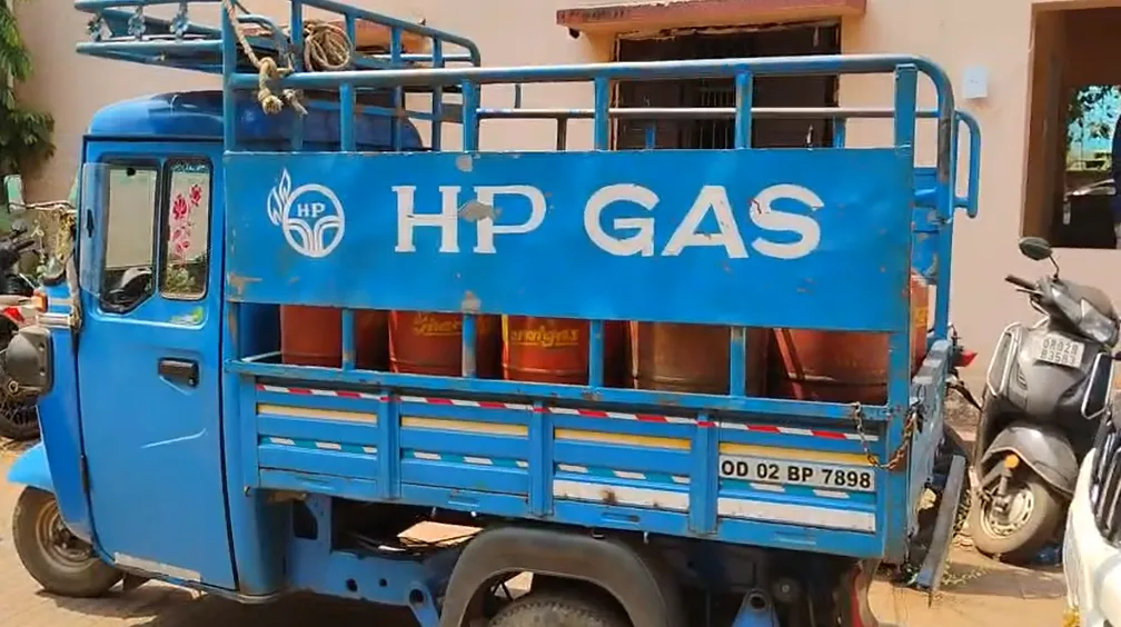 LPG black trade unearthed in Capital: Tempo with 19 cylinders seized