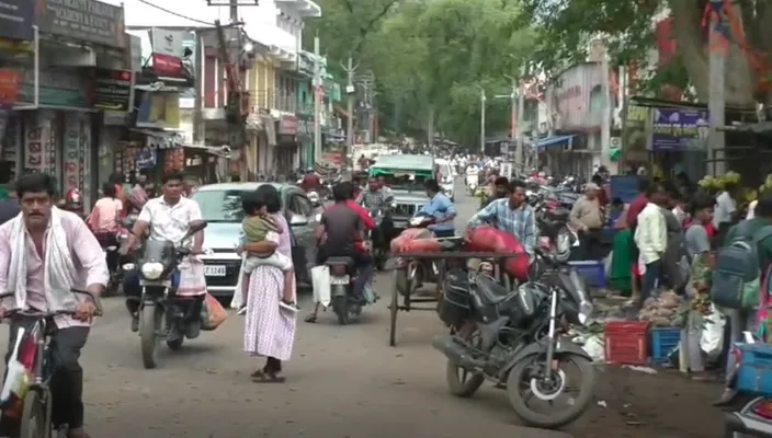Fruit shops witness rush ahead of Savitri Amavasya in Patnagarh

