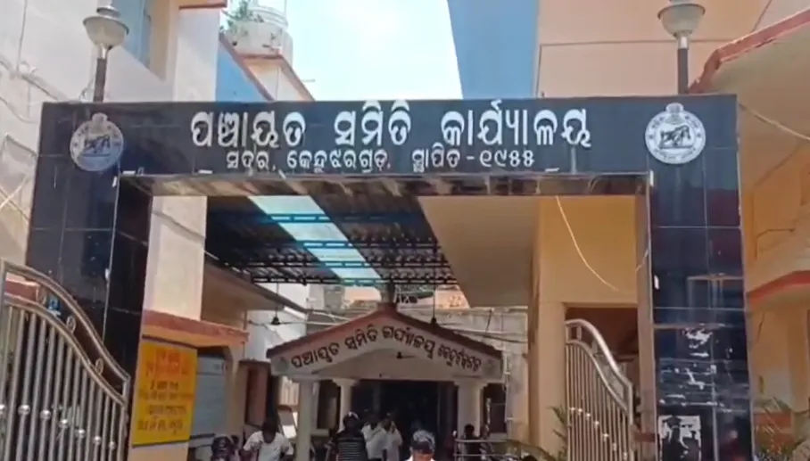 Armed robbers loot Rs8.18 Lakh from PEO, ADEO in broad daylight