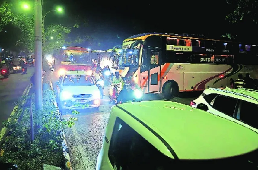 Traffic mayhem on Khandagiri-Udayagiri road due to illegal bus parking

