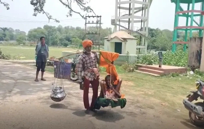 Son carries 82-year-old mother on his shoulders to demand pension


