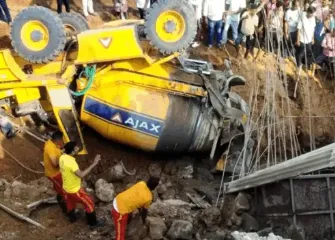 Odisha: Construction Worker Dies After Concrete Mixer Overturns at Ganjam Bridge Site 