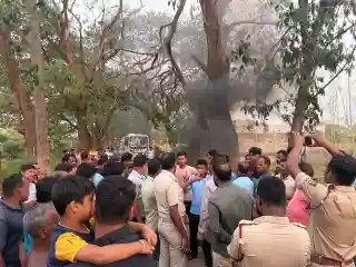 Residents block main road in Narsinghpur after power line disruption