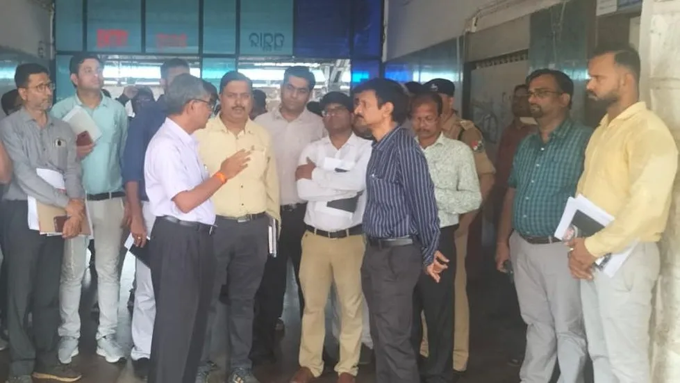 Odisha: ECoR General Manager reviews passenger amenities, safety measures at Khurda Road Railway Station

