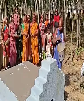 Jeetu Munda Performs Tribal Purification Ritual After Exhuming Sister’s Remains in Odisha's Keonjhar