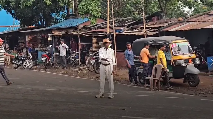 Daily wage labourer becomes volunteer traffic guardian in Kandhamal Village

