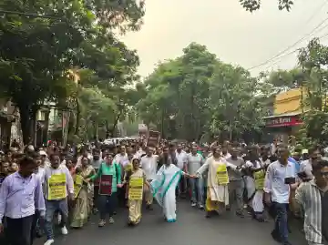 Mamata Banerjee joins hawkers protest against demolition drive in Kolkata