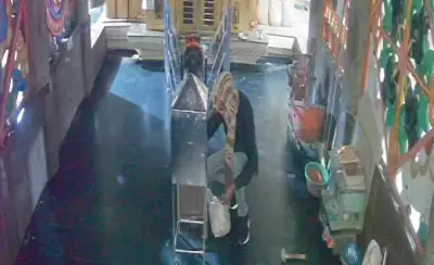 Cash looted from Ram Mandir hundi in Puri, CCTV captures theft