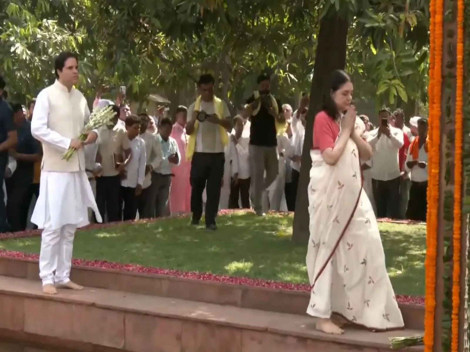Maneka Gandhi, Varun Gandhi pay tribute to Sanjay Gandhi on 46th death anniversary