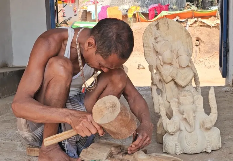 Koraput artisans turn traditional wood and iron craft into livelihood, seek permanent market support

