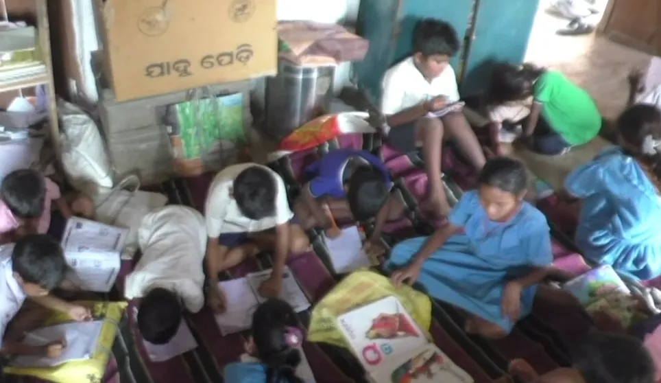Students forced to study in unsafe asbestos building as classroom shortage hits Sonepur School

