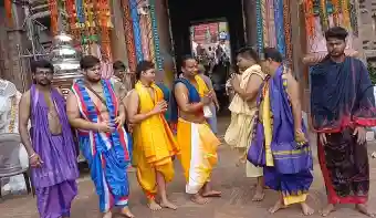 Daitapati servitors enter Srimandir ahead of Snana Yatra, take charge of Lord Jagannath's rituals
