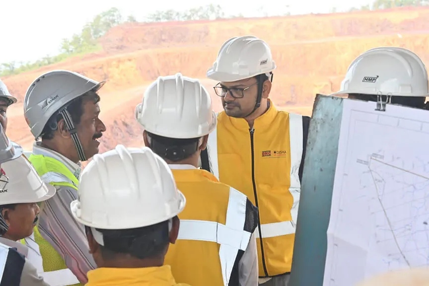 OMC MD Sudhanshu Mohan Samal Evaluates Safety And Production Strategies At Daitari And Bangur Mines