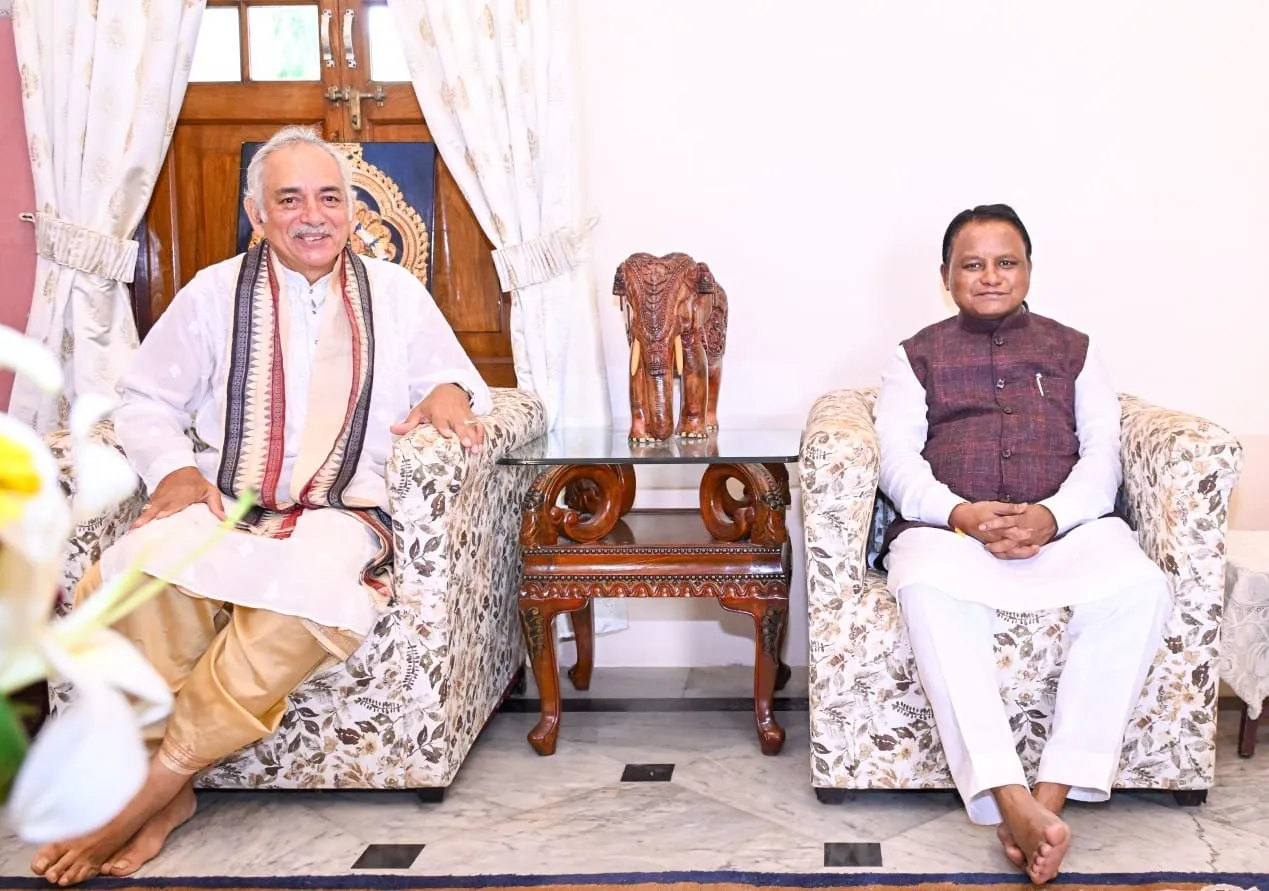 Odisha CM meets Gajapati Maharaja in Puri, discusses Rath Yatra preparations
