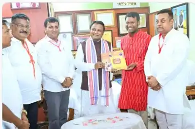 Sand Artist Sudarsan Pattnaik Meets Odisha CM Mohan Charan Majhi in Puri