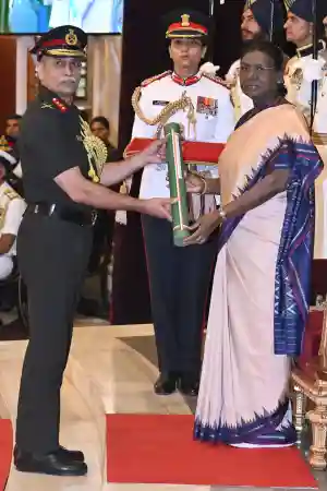President confers top military awards at 2nd phase of Defence Investiture Ceremony