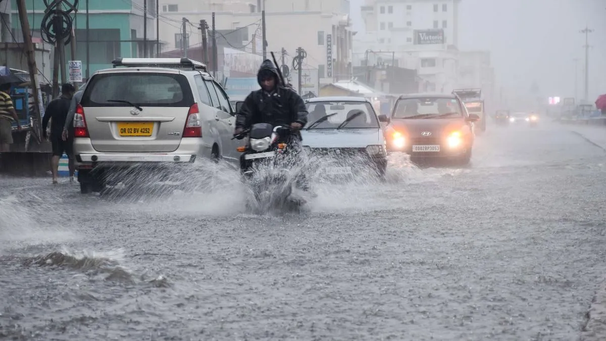 Odisha: Heavy morning showers drench twin cities

