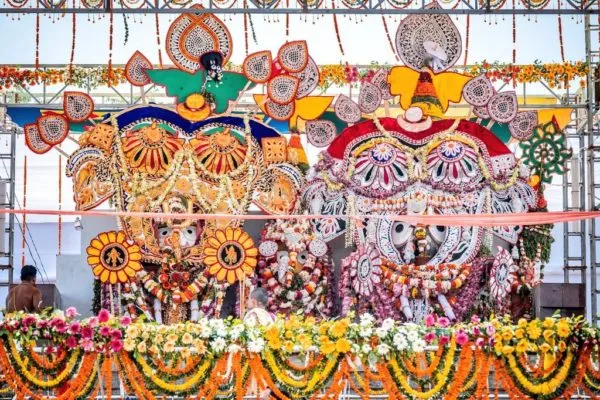 Devotees left spellbound on witnessing Hathi Besha of the holy trinity: WATCH