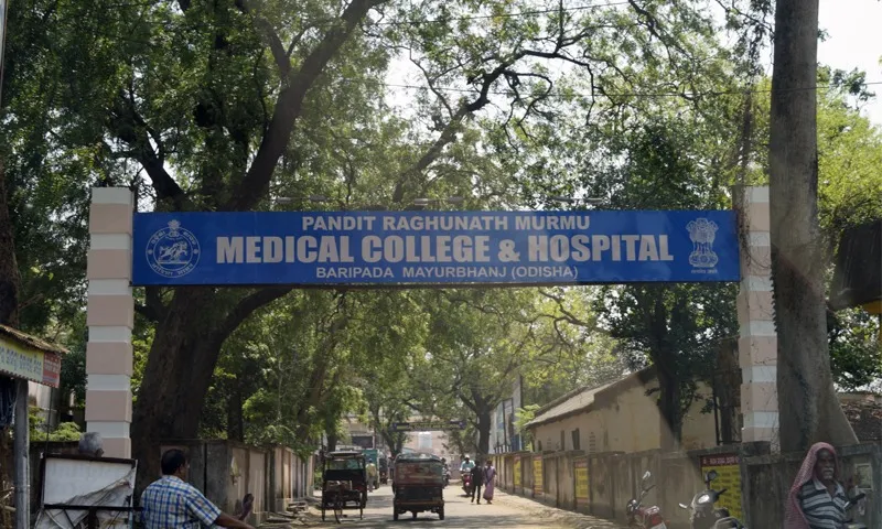 Son carries ailing mother on shoulders at Baripada Medical College, sparks debate over patient transport facilities


