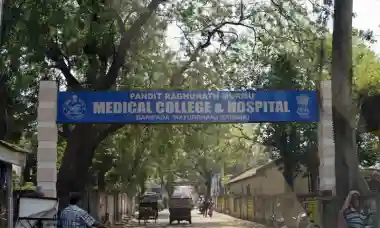Son carries ailing mother on shoulders at Baripada Medical College, sparks debate over patient transport facilities