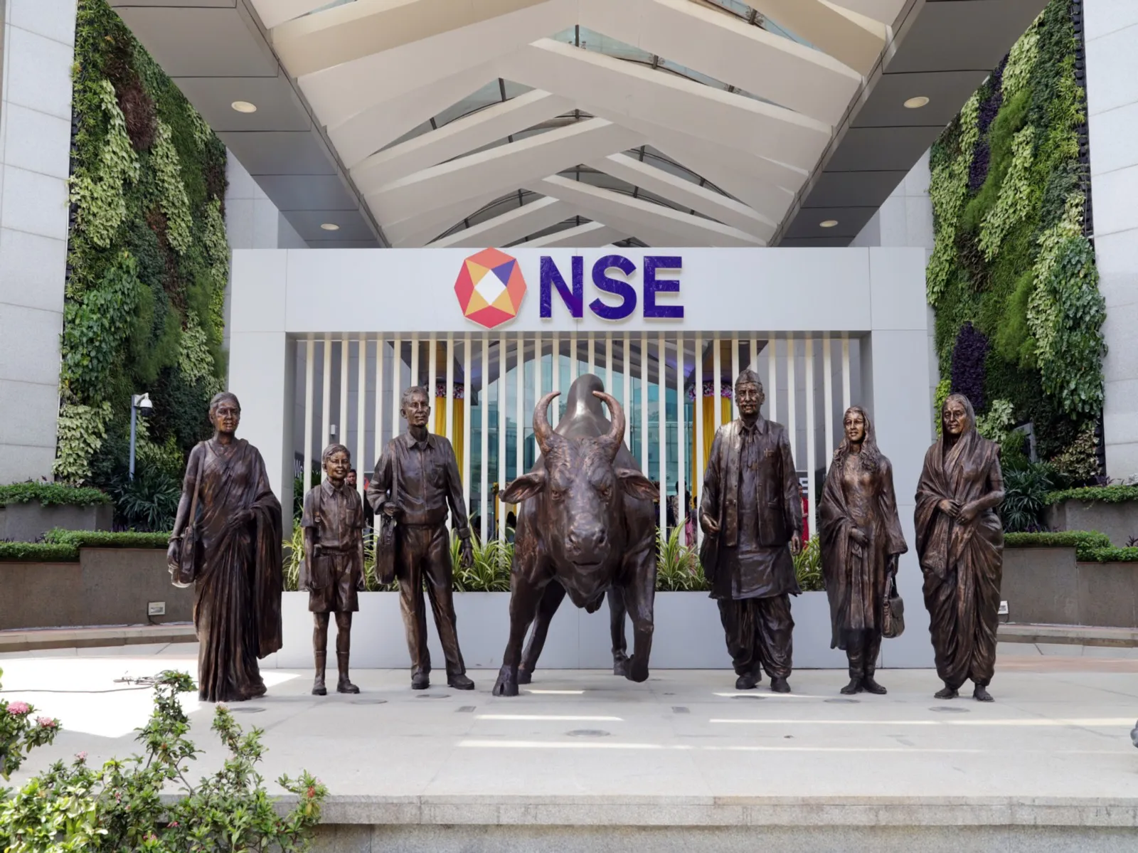 NSE investor accounts cross 26 crore milestone as mobile trading and tier-2/3 cities drive participation
