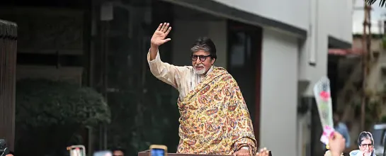 Amitabh Bachchan spotted driving himself, reflects on technology & generational gap in blog post

