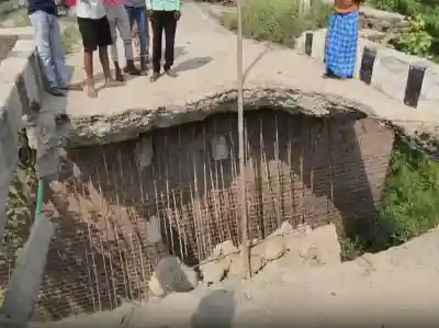 Bihar: Bridge over Dhanauti River in Bettiah collapses