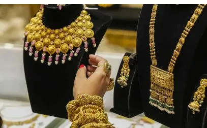 Gold drops Rs 700, silver plunges Rs 8,900 in New Delhi