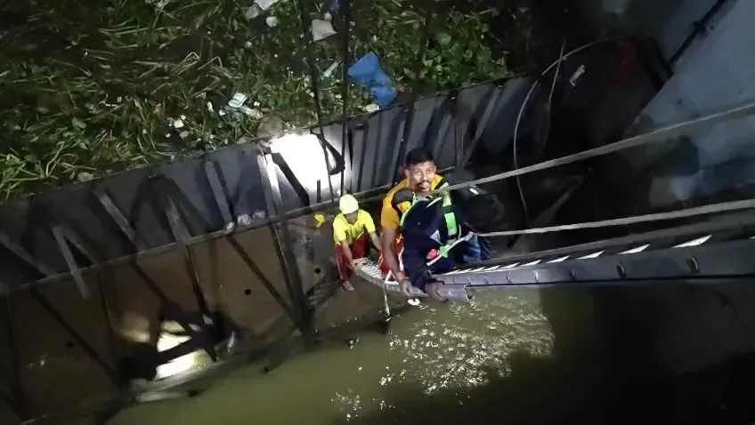 Fisherman rescued after falling into Cuttack's Jobra barrage

