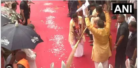 West Bengal CM Suvendu Adhikari Performs 'Chhera Pahanra' at Kolkata's 55th ISKCON Rath Yatra