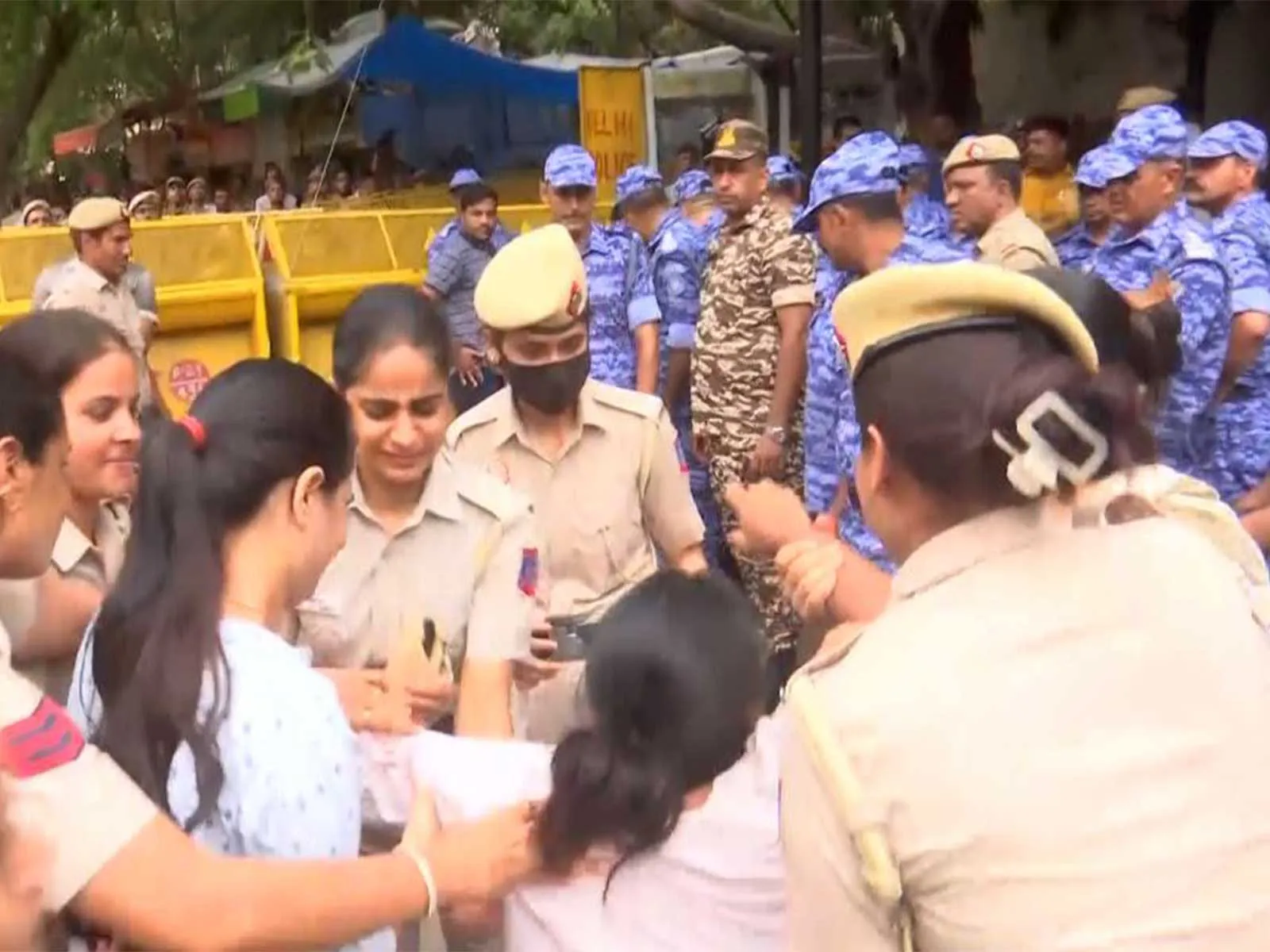 Delhi police begins removing protestors at Jantar Mantar after Sonam Wangchuk taken to hospital