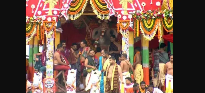 Servitors allegedly violate Rath Yatra rules; take photos and videos on Chariots