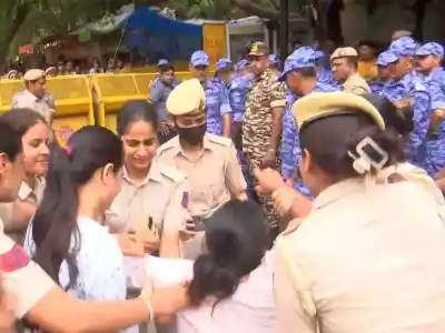 Delhi police begins removing protestors at Jantar Mantar after Sonam Wangchuk taken to hospital