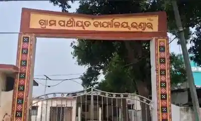 Women protest against illegal liquor & ganja sale in Sonepur Village, submit complaint to excise department
