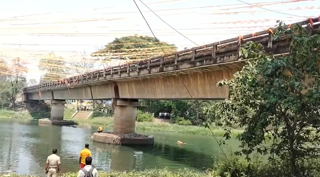 Youth suspected missing in River Mahanadi as lone bike found abandoned on Mundali Bridge in Cuttack