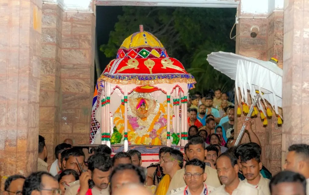 Upon reaching Lord Jagannath's Nandighosha chariot, temple servitors performed a series of traditional rituals, including Karpura Bandapana, Balita Bandapana, Chaula Bandapana, and Bidiya Manohi