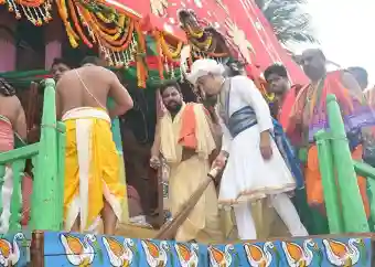 Gajapati Maharaja performs sacred ‘Chhera Pahanra’ ritual ahead of Bahuda Yatra chariot pulling