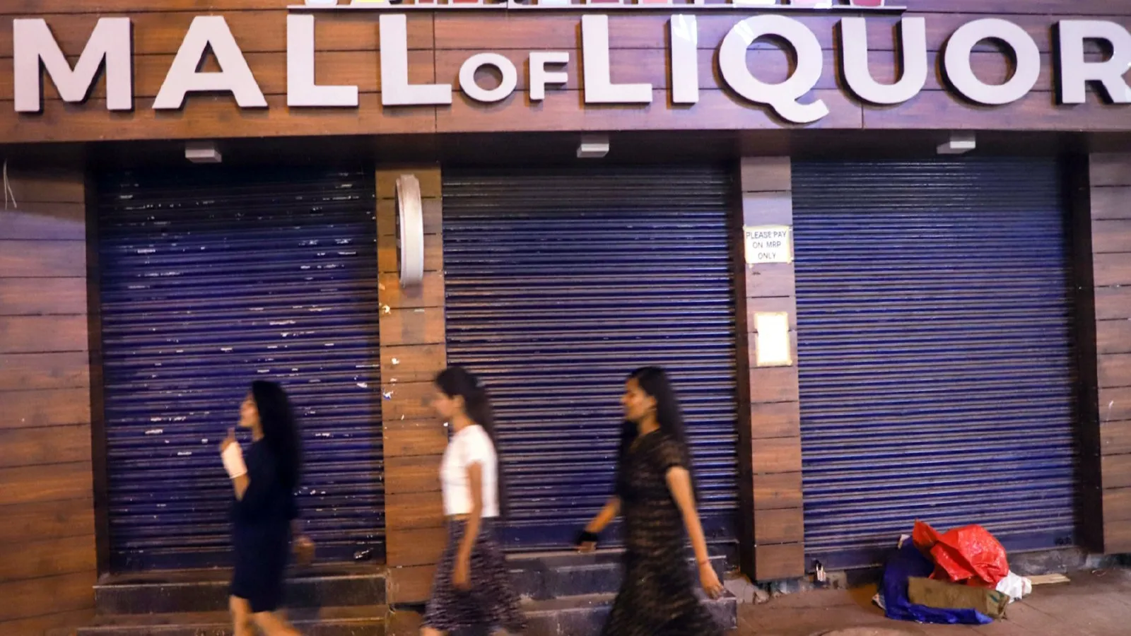 Delhi: Liquor shops to close by 8 pm over weekend amid student protest at Jantar Mantar
