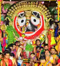 Holy Trinity adorned in gold as lakhs gather for Suna Besha in Puri