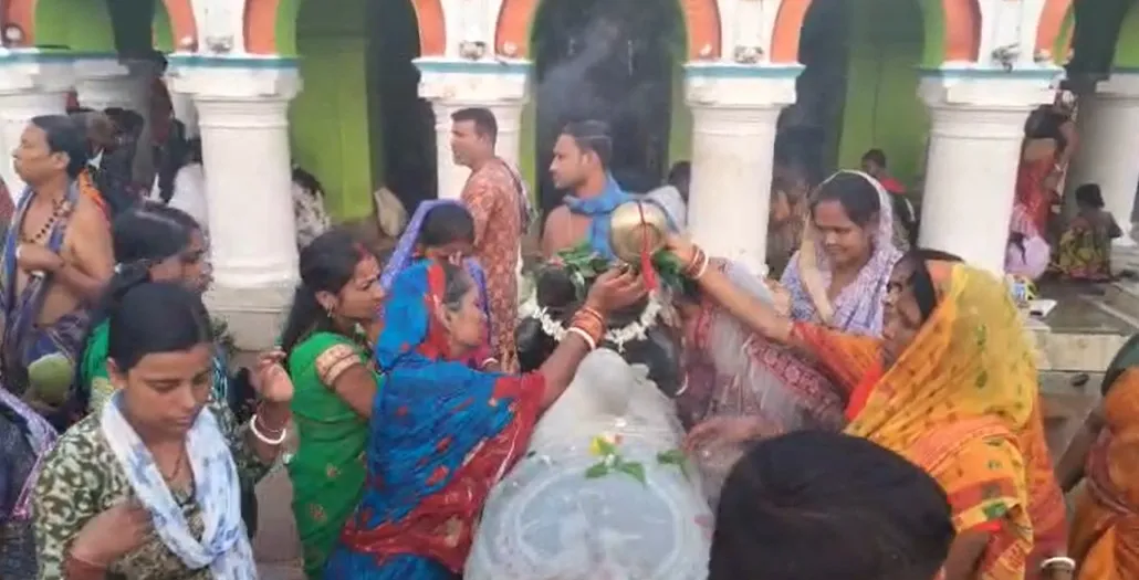Lakhs of Kanwariyas offer sacred Jalabhishek at Baba Chandaneswar Temple on second Monday of Shravan


