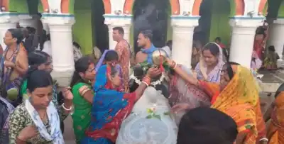 Lakhs of Kanwariyas offer sacred Jalabhishek at Baba Chandaneswar Temple on second Monday of Shravan
